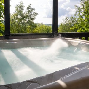 Hébergement insolite à Limousin avec jacuzzi, vue sur la nature environnante.