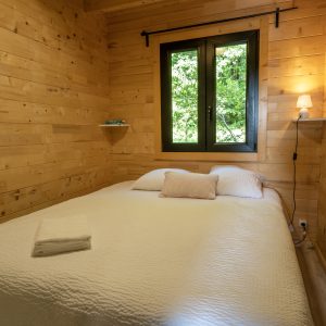 Chalet en bois chaleureux avec lit douillet et vue sur la nature à Limousin.