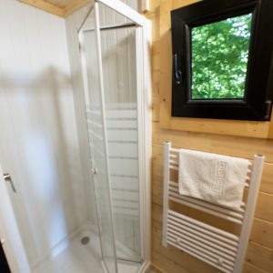 Douche moderne dans un chalet en bois, hébergement insolite au Limousin.