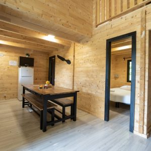 Cabane en bois à Limousin, avec un intérieur chaleureux et lumineux.