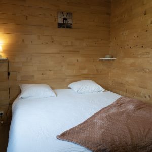 Chalet en bois cosy à Limousin, avec lit douillet et ambiance chaleureuse.
