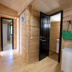 Hébergement insolite en bois à Limousin, avec un intérieur chaleureux et lumineux.