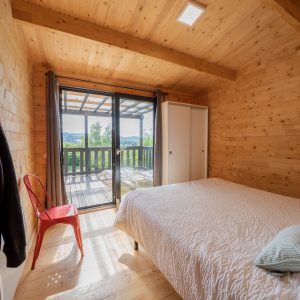 Chalet en bois lumineux avec vue sur la nature et terrasse en Limousin.