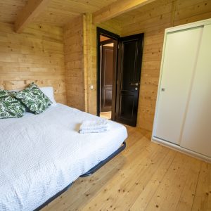 Chalet en bois à Limousin, avec lit douillet et décoration naturelle.