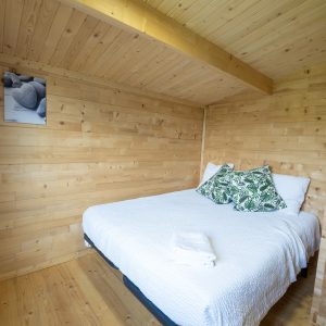 Chalet en bois chaleureux à Limousin, avec lit douillet et décoration naturelle.