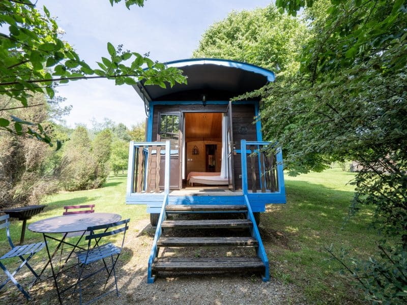 Charmante roulotte à Limousin, avec terrasse et vue sur la nature verdoyante.