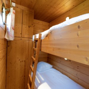 Cabane en bois à Limousin avec lits superposés et ambiance chaleureuse.