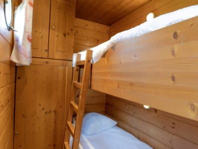 Cabane en bois à Limousin avec lits superposés et ambiance chaleureuse.