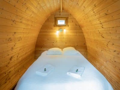 Cabane en bois à Champagne-Ardennes, intérieur chaleureux avec lit douillet.