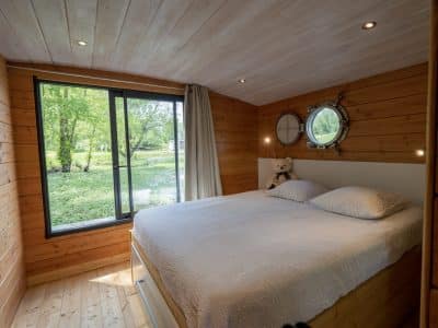 Chalet en bois à Auvergne, avec vue sur la nature et décor chaleureux.
