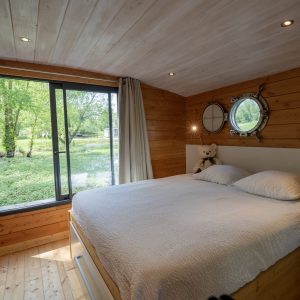 Chalet en bois à Limousin, avec lit douillet et vue sur la nature verdoyante.