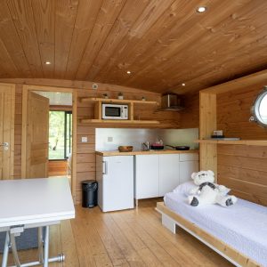 Hébergement insolite en Auvergne : charmante tiny house en bois avec vue sur la nature.