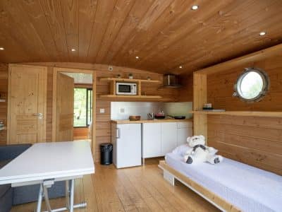 Hébergement insolite en Auvergne : charmante tiny house en bois avec vue sur la nature.