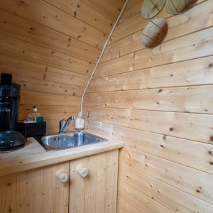 Cabane en bois à Champagne-Ardennes, avec kitchenette et ambiance chaleureuse.