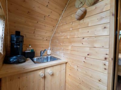 Cabane en bois à Champagne-Ardennes, avec kitchenette et ambiance chaleureuse.