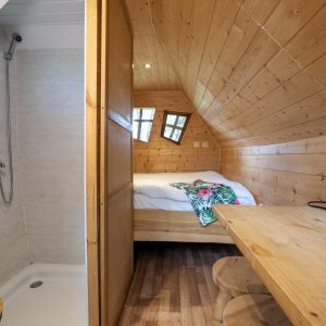 Cabane en bois à Auvergne, avec salle de bain et lit douillet. Ambiance chaleureuse.