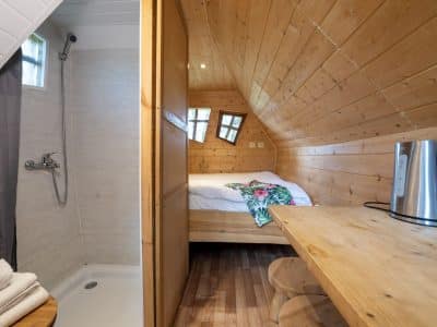 Cabane en bois à Auvergne, avec salle de bain et lit douillet. Ambiance chaleureuse.