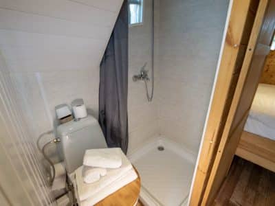 Cabane insolite à Champagne-Ardenne avec salle de bain moderne et douche spacieuse.