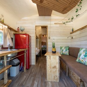 Hébergement insolite à Limousin : charmante tiny house avec cuisine et décor tropical.