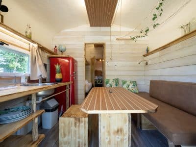 Hébergement insolite en Auvergne : charmante tiny house avec cuisine en bois et déco naturelle.