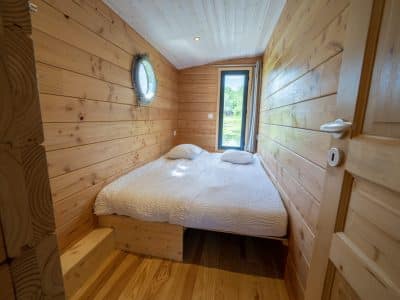 Chalet en bois cosy en Auvergne, avec une vue sur la nature et une décoration chaleureuse.