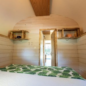 Cabane en bois chaleureuse en Auvergne, avec une décoration naturelle et accueillante.