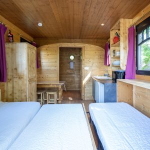 Charmant chalet en bois en Auvergne, lumineux avec fenêtres et décor chaleureux.