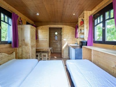 Charmant chalet en bois en Auvergne, lumineux avec fenêtres et décor chaleureux.