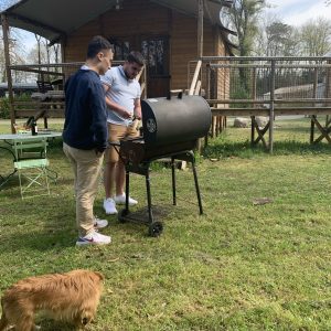 Hébergement insolite en tente safari à Champagne-Ardenne, barbecue en plein air.