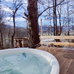 Hébergement insolite en Midi-Pyrénées avec jacuzzi extérieur et vue sur la nature.