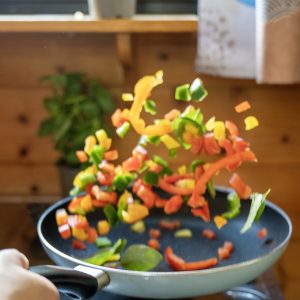 Hébergement insolite à Limousin : cuisine moderne avec légumes colorés sautés en poêle.