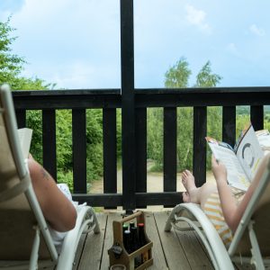 Hébergement insolite à Limousin : chaises longues avec vue sur la nature verdoyante.