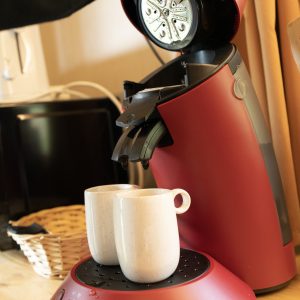 Café en duo dans un hébergement insolite à Limousin, ambiance chaleureuse et cosy.