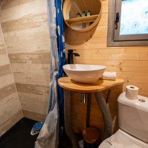 Salle de bain moderne dans un hébergement insolite en bois à Champagne-Ardennes.