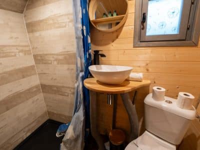 Salle de bain moderne dans un hébergement insolite en bois à Champagne-Ardennes.