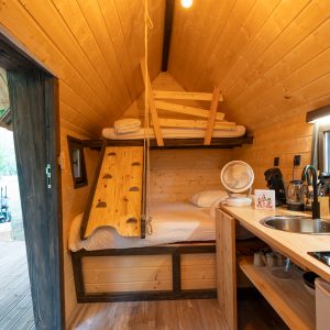 Cabane en bois cosy à Champagne-Ardenne, avec mezzanine et kitchenette.