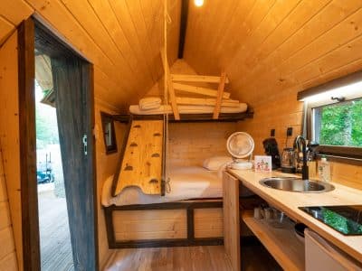 Cabane en bois cosy à Champagne-Ardenne, avec mezzanine et kitchenette.