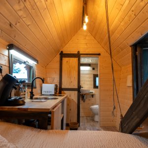 Cabane en bois cosy à Champagne-Ardenne, avec un intérieur chaleureux et lumineux.