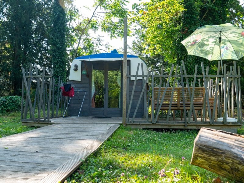 Hébergement insolite en Champagne-Ardenne : une yourte avec terrasse et parasol.