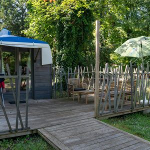 Hébergement insolite en roulotte à Champagne-Ardennes, avec terrasse et parasol.