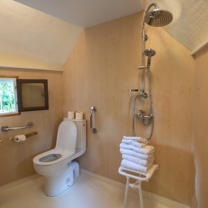 Salle de bain moderne dun hébergement insolite en Champagne-Ardenne, avec douche spacieuse.