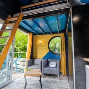 Cabane moderne à Champagne-Ardenne, avec mezzanine et vue sur la nature.