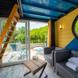 Hébergement insolite en Champagne-Ardenne, avec un intérieur coloré et vue sur la nature.