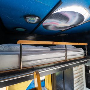 Hébergement insolite en cabane avec un plafond étoilé et un lit en mezzanine.