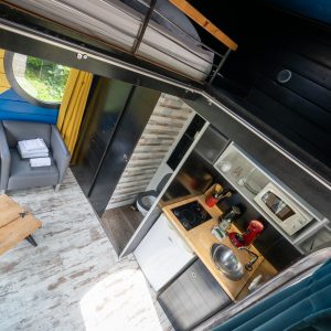 Hébergement insolite en Champagne-Ardenne : intérieur moderne avec cuisine et mezzanine.