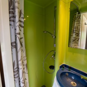 Douche moderne dans un hébergement insolite à Champagne-Ardenne, ambiance colorée.