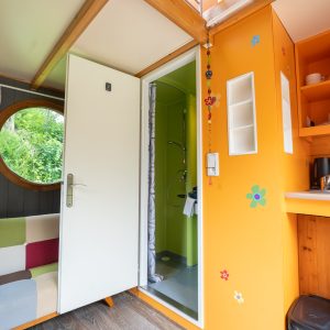 Cabane colorée à Champagne-Ardenne avec cuisine équipée et douche. Ambiance chaleureuse.