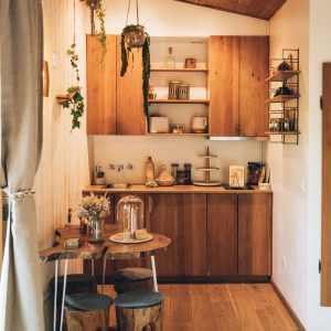 Hébergement insolite en Midi-Pyrénées : intérieur en bois chaleureux avec coin repas.