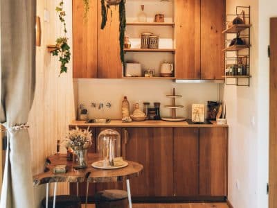 Hébergement insolite en Midi-Pyrénées : intérieur en bois chaleureux avec coin repas.