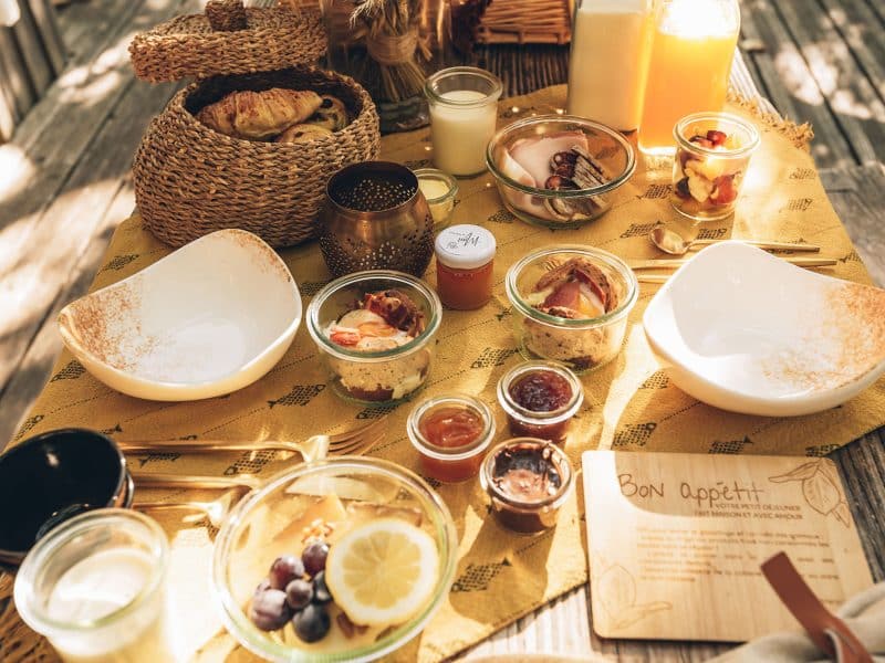 Pique-nique gourmand en pleine nature avec des mets variés et une ambiance chaleureuse.